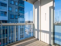 Olohuoneesta käynti lasitetulle parvekkeelle