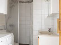 Yläkerran kylpyhuone/wc