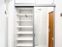 Liukuovikaapiston takana siirrettävät hyllyt ja ripustimet.