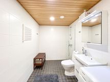 Kylpyhuone on hyvän kokoinen ja sinne mahtuu pesukone.