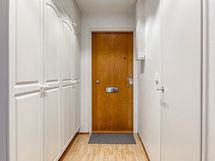 Eteisessä on kivasti säilytystilaa vaatteille.