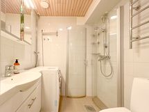 Tilava kylpyhuone on remontoitu putkiremontin yhteydessä. Yhtiössä on myös sauna ja talopesula.