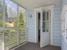 Ruokailutilasta on käynti isolle lasitetulle tarassille.