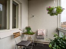 Lasitettu parveke on kaksi osainen ja sinne mahtuu hyvin kalusteita