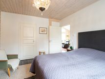 Makuuhuoneessa on tilava vaatehuone