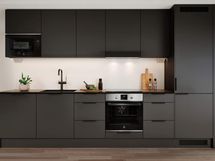 Visualisointi lisähintaisesta Hiili-keittiötyylistä, jossa on mattamustat ylä- ja alakaapit, mustat vetimet, tumma kvartsinen työtaso ja valkoiseksi taustamaalattu lasinen välitila.