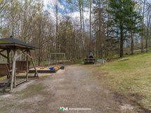Taloyhtiön pihaa