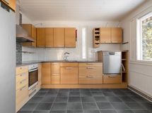 Iso keittiö johon mahtuu myös ruokapöytä.