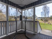 Sivuterassi josta käynti pihalle