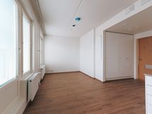 Alkoviin mahtuu hyvin sänky.