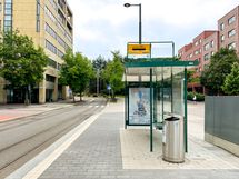 Raitiovaunupysäkille kävelet muutamassa minuutissa.