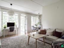 Olohuone on tilava ja monipuolisesti kalustettavissa