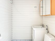 Wc tila kylpyhuoneessa.