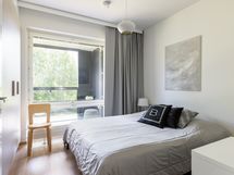 Päämakuuhuone, ikkuna omalle lasitetulle parvekkeelle