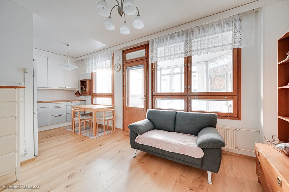 Oleskelutilat yhtä avointa tilaa.