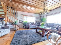 Olohuone, ikkunat järvelle päin