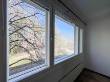 Keittiöstä ja makuuhuoneesta  näkymät ovat rauhalliset ja vehreät.