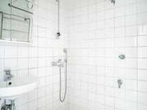 Laatoitettu kylpyhuone