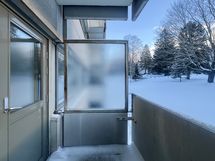 Parveke on rauhallisen pihamaan suuntaan, etelään.