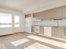 Sisäkuvat ovat 5. kerroksen 74 m² asunnosta B32