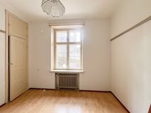 Tilava komero antaa tilaa säilytykseen.