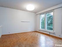 Olohuoneessa isot ikkunat