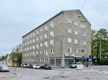 Julkisivu Kasarmikadun ja Birger Jaarlin kadun kulmasta