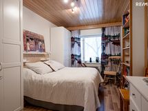 Iso makuuhuone, jossa myös vaatehuone