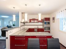 Moderni keittiö on yläkerran sydän