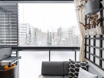 Näkymä parvekkeelta rauhalliselle sisäpihalle.