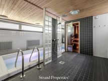 Uima-allasosasto samassa rakennuksessa