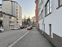 Ratikkapysäkit kulkevat avain talon vierestä ja Brahen kenttä on kivenheiton päässä