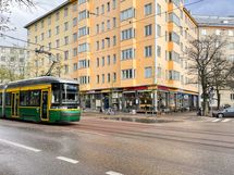 Helsinginkatua pitkin kulkee ratikat ja bussit. Mertolle kävelet myös muutamassa minuutissa.