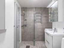 Kylpyhuone uusittu linjasaneerauksen yhteydessä 2025.