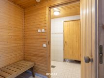 Yhteissauna sisällä alakerrassa