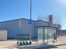 Lähikaupan vieressä on myös lähimmät bussipysäkit.