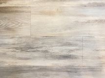 Asunnossa on kaunis laminaattilattia.