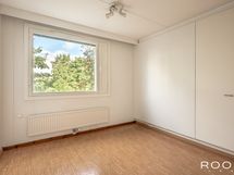 Makuuhuoneista löytyy myös säilytystilaa. Toinen makuuhuone.