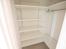 Vaatehuone. Kuva asunnosta A10, jossa vastaava pohjaratkaisu, materiaalit voivat poiketa.