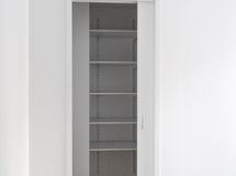 Näkymä vaatehuoneeseen