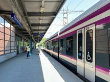 Pohjais-Haagan asemalta pääsee junalla12 min. keskustaan. Myös hyvät bussiyhteydet.