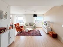 Valoisa ylimmän kerroksen koti. Huoneiston osalta on tonttiosuus lunastettu omaksi.