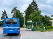 Bussipysäkki Keinutien päässä.