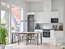 valoisa ja tilava paikka ruokailuryhmälle