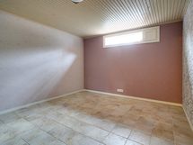 Kellarikerroksen huone