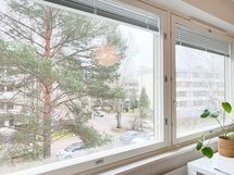 Suurista ikkunoista aukeaa rauhallinen näkymä, ilmansuunta on kaakkoon.