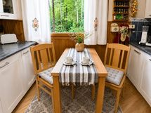 Keittiö olohuoneen ovelta