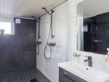 Kellarikerroksen kylpyhuone