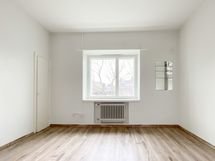 Tehoneliöinen koti talon 3. kerroksessa, sisäpihan suojissa! Tervetuloa! Asunto on varsin valoisa.