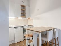 Ruokapöytä ja tuolit kuuluvat asunnon varustukseen!